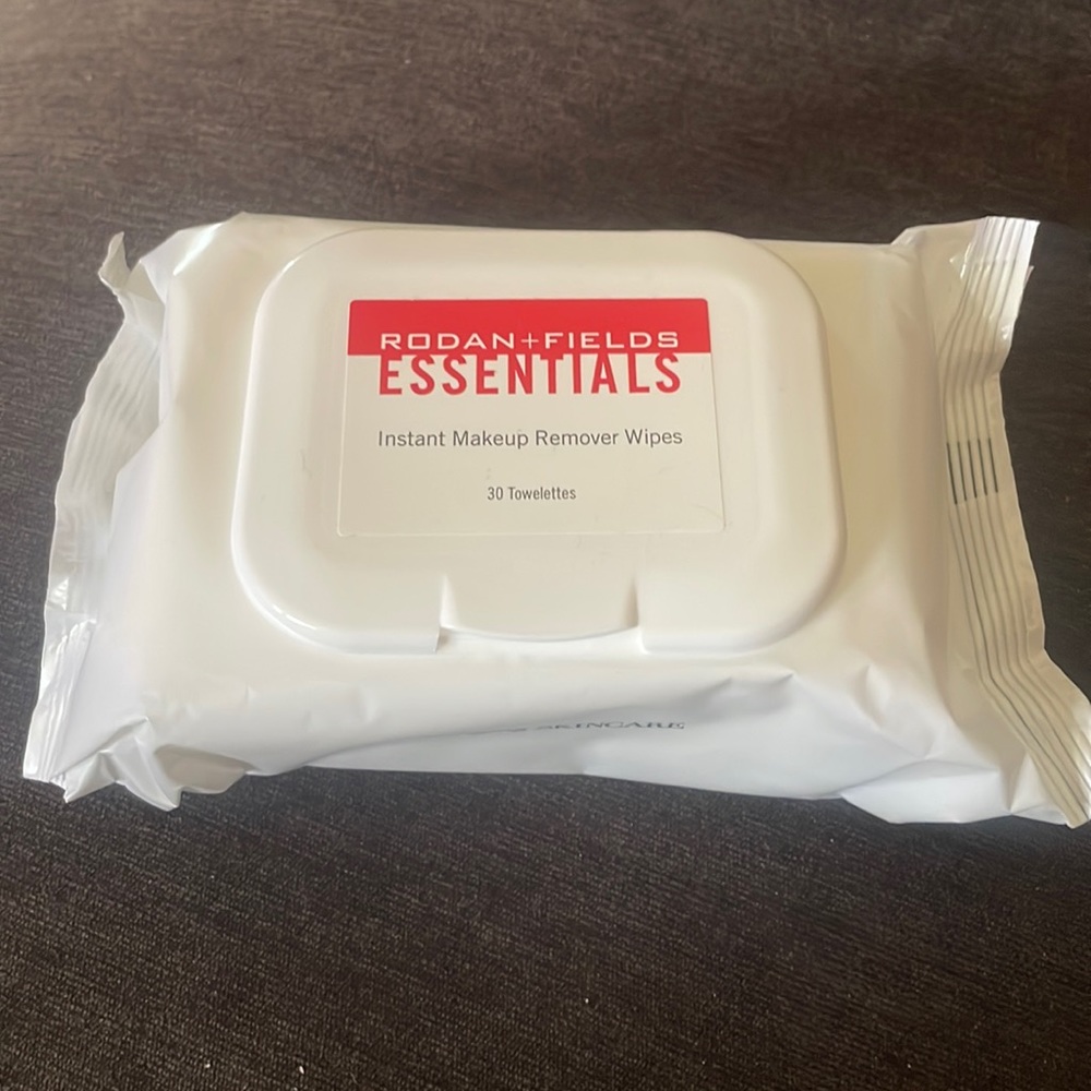 Rodan + Fields Essentials Instant Makeup Remover Wipes - 30 Towelettes